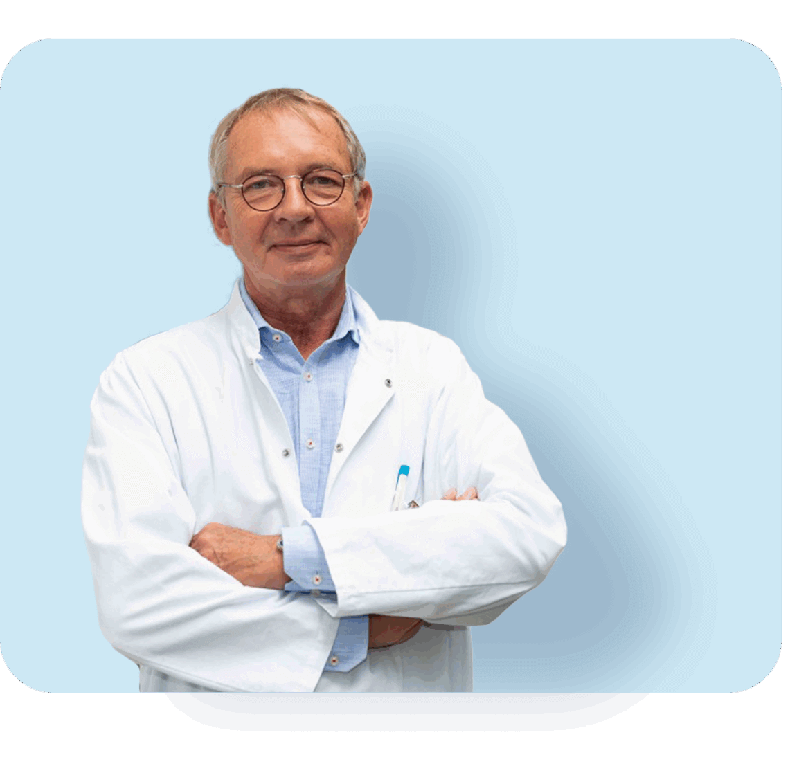 Dr. Thomas Toelle in Arztkittel vor hellblauem Hintergrund.