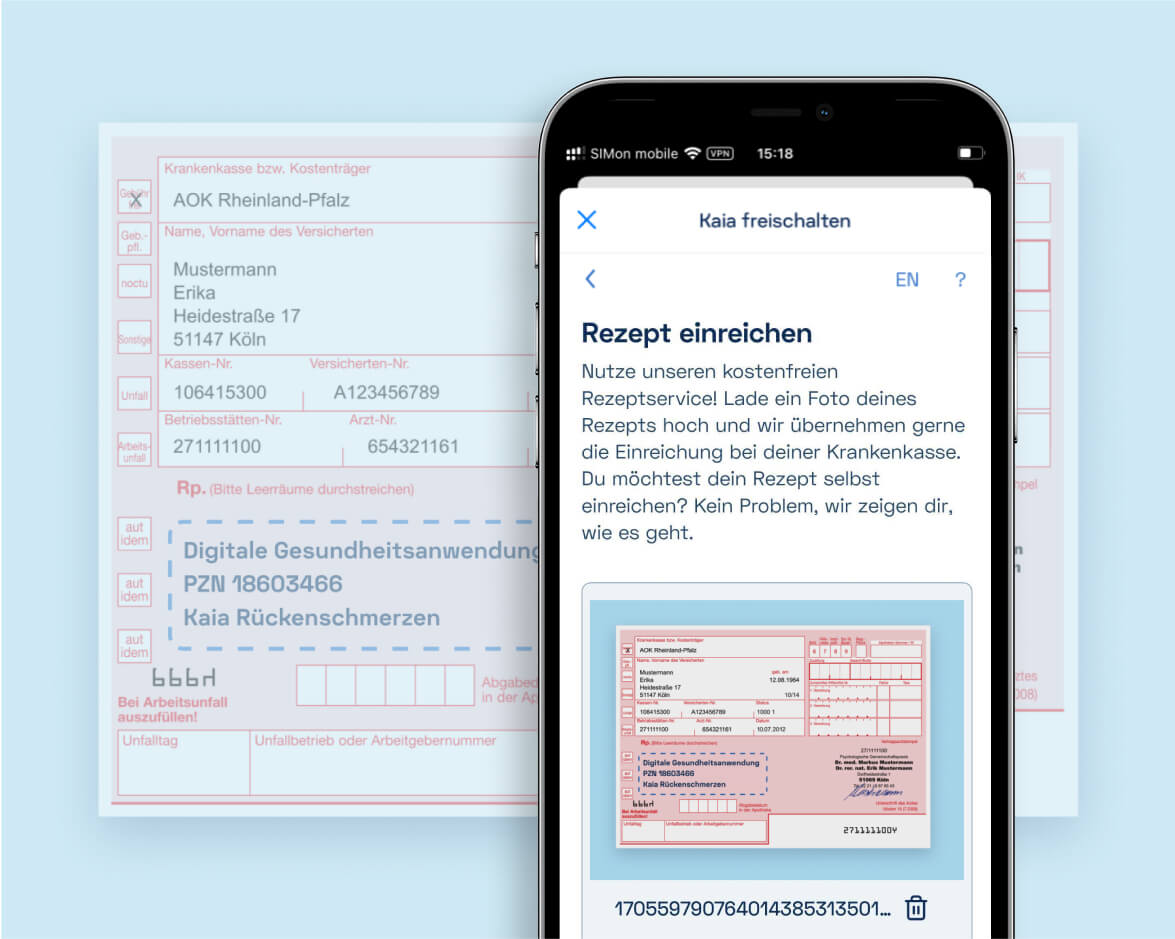 Smartphone zeigt Kaia Rückenschmerzen App mit Rezept-Upload-Funktion; im Hintergrund ein ausgefülltes Musterrezept für Kaia Rückenschmerzen.